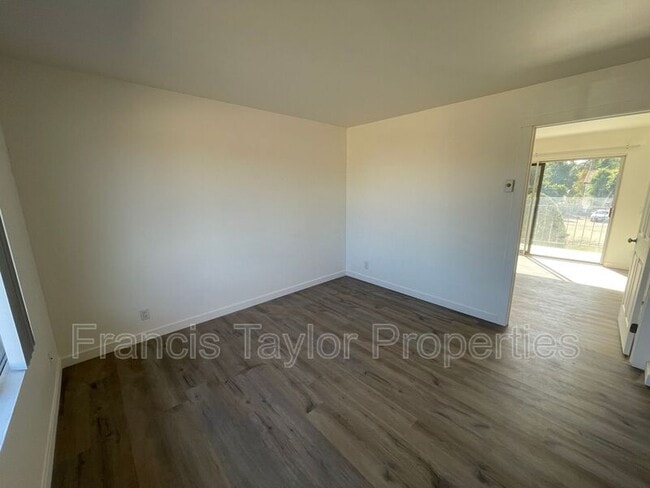 Building Photo - 424 Plymouth Dr