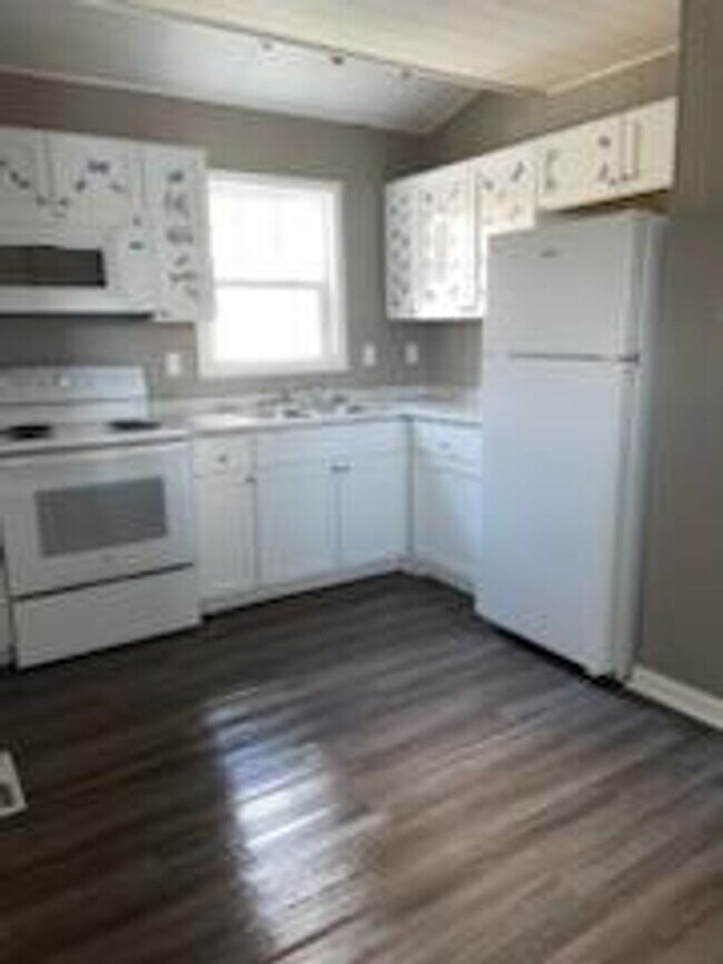 Foto del edificio - 3 bedroom 1 bath duplex