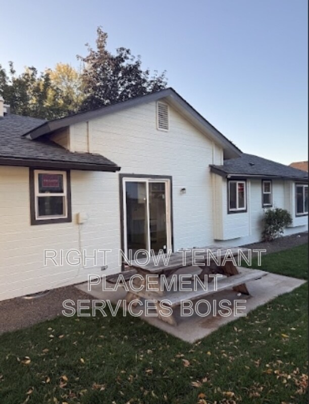 Building Photo - 2256 N Pawnee Ln