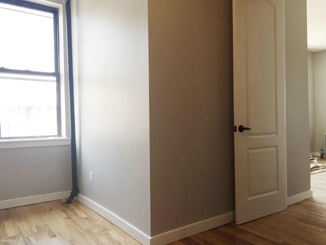 Primary Photo - 232 Meserole St