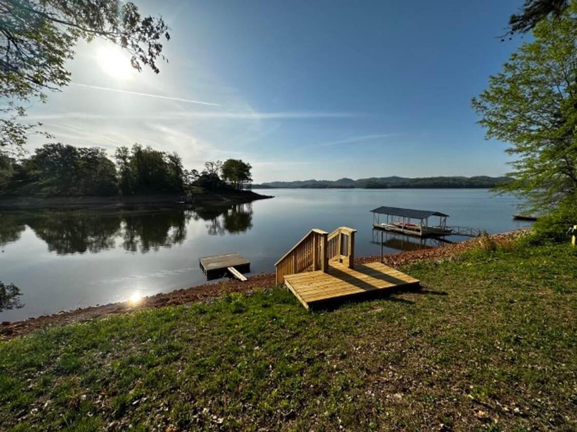 Foto principal - Quiet 3 bedroom/2 bath lake house with pri...