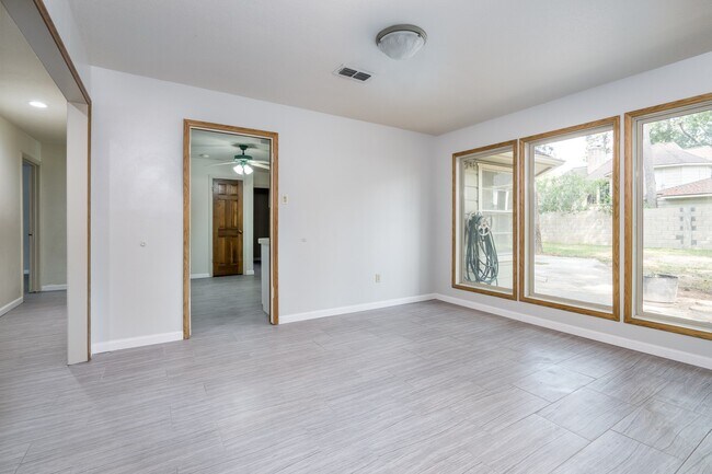 Foto del edificio - 8330 Silver Shadows Ln