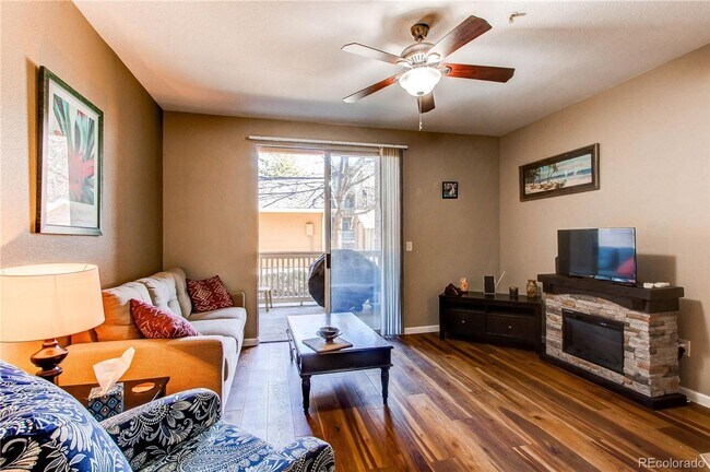 Foto del edificio - LOCATION LOCATION!! 2-bed 2-bath condo loc...