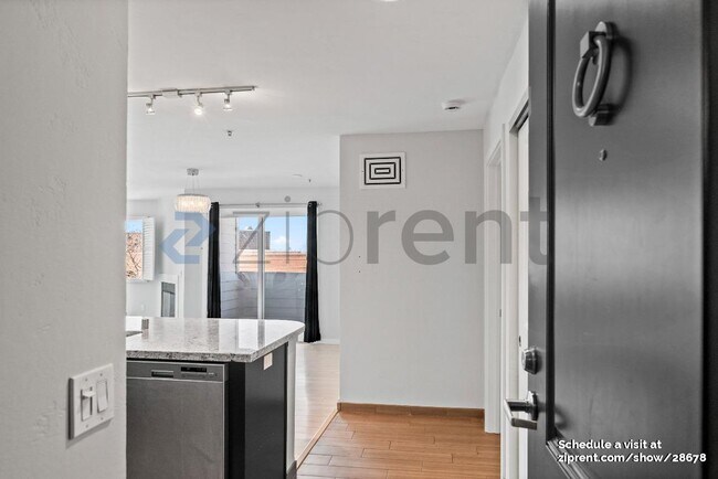 Foto del edificio - 6400 Christie Ave