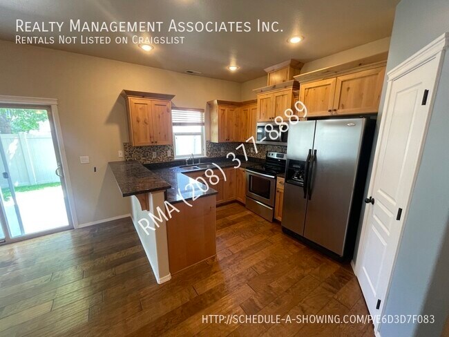 Building Photo - Amazing Townhome Centrally Located in Boise