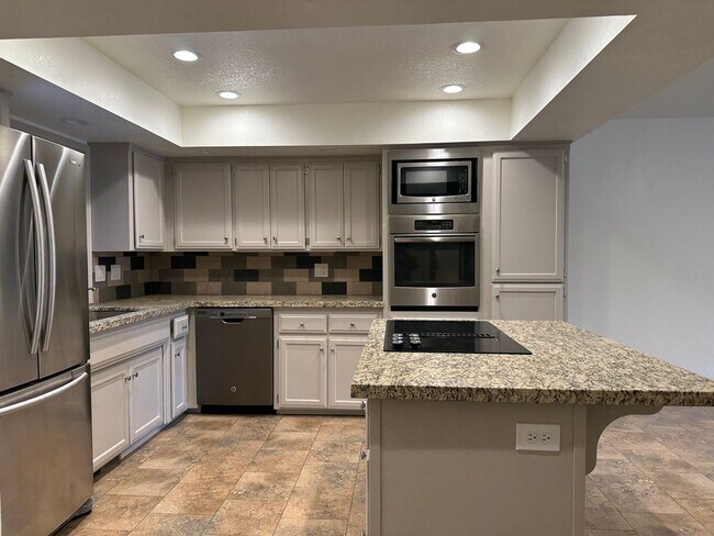 Building Photo - Stunning updated condo with tranquil golf ...