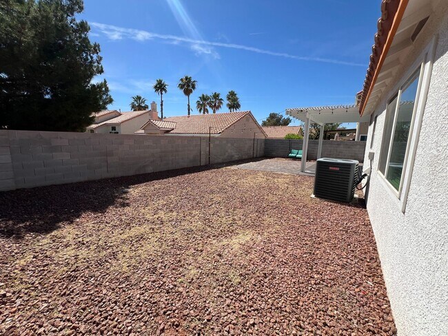 Foto del edificio - 1 story 2 bedroom with Huge backyard