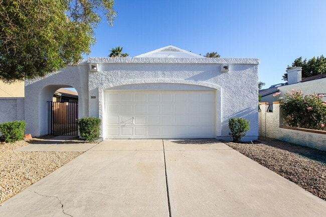 Building Photo - 909 E Marco Polo Rd