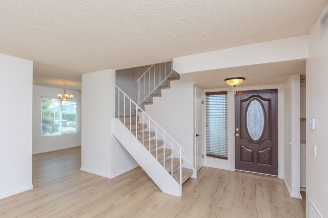 Foto del edificio - Spacious 3 Bed/ 2 Bath Home Nestled In Tranquil Setting in Spring Valley