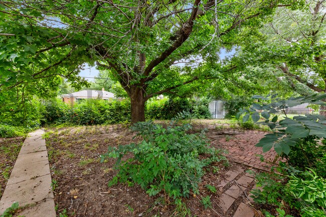 Building Photo - 2242 S Ridgewood Dr