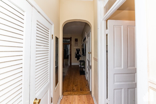 Building Photo - 2057 W Roscoe St