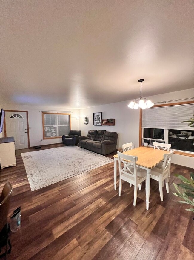 Foto del edificio - Large 3 bedroom available soon!