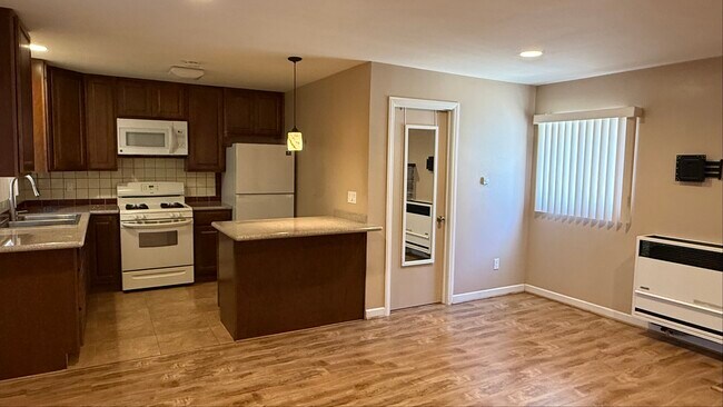 Foto del edificio - 596 S Mentor Ave