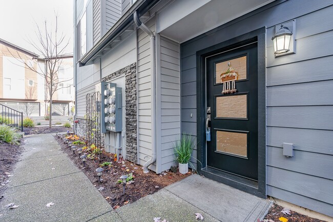 Photo - Newer 4 bed, 3.5 bath Townhome In Lynnwood...