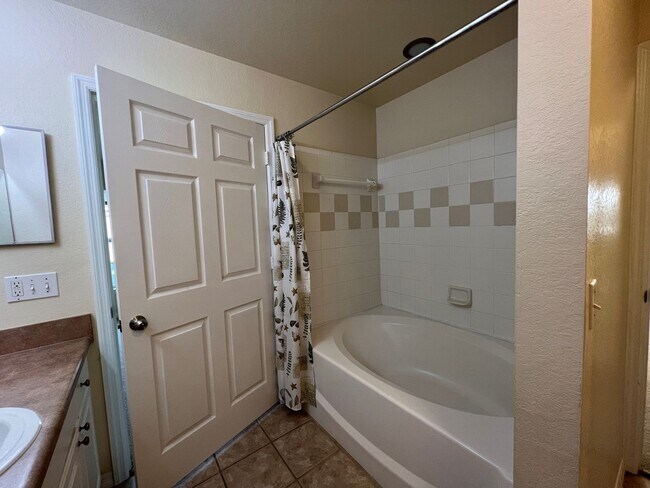Building Photo - Beautiful 2-bedroom, 2-bath Condo availabl...