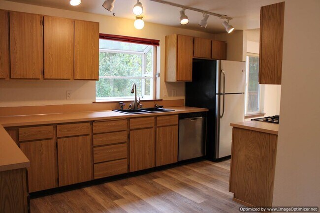 Foto del edificio - Charming 3-Bedroom Rambler with Spacious Y...