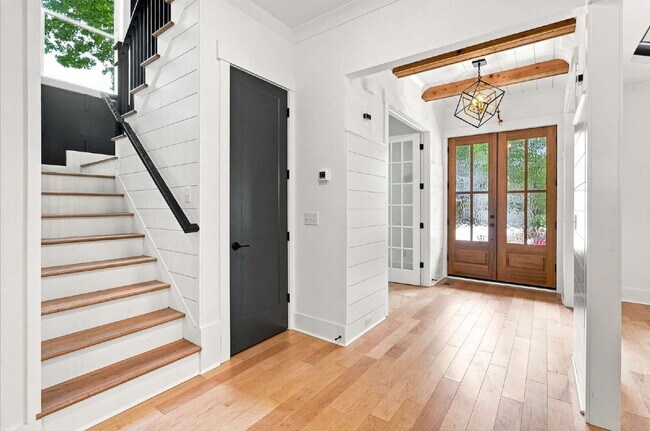 Foto del edificio - Luxurious Craftsman-style Home in Wake Forest