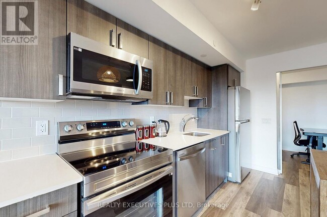 Building Photo - 1480 Bayly St