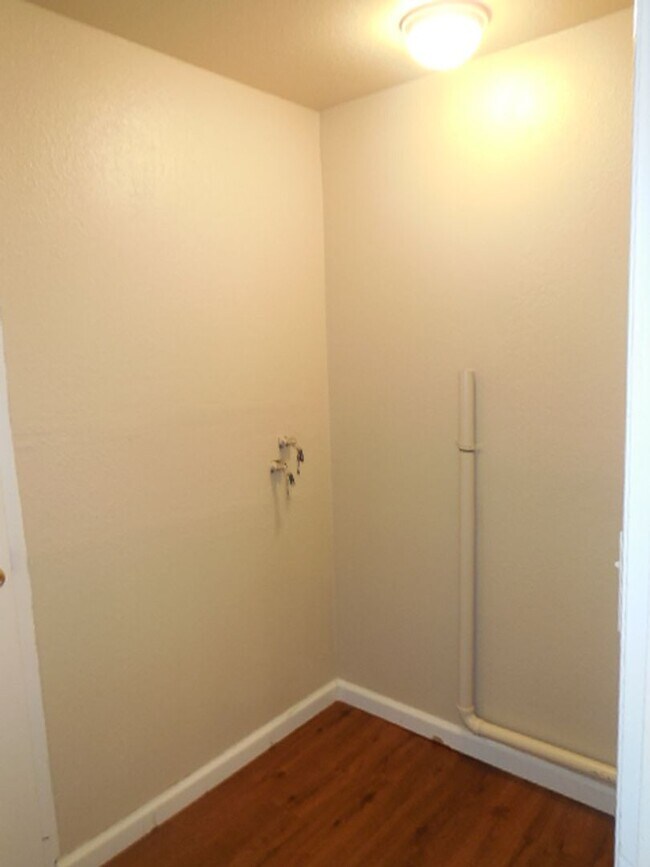 Foto del edificio - 1397 E Cypress Ave