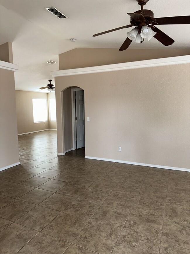Foto del edificio - Unfurnished Full Time