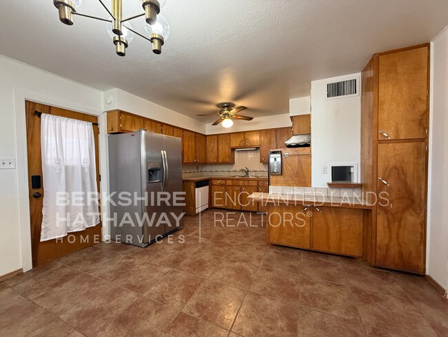 Building Photo - $300 off 1st Month's Rent!!! 3 Bed/2 Bath ...