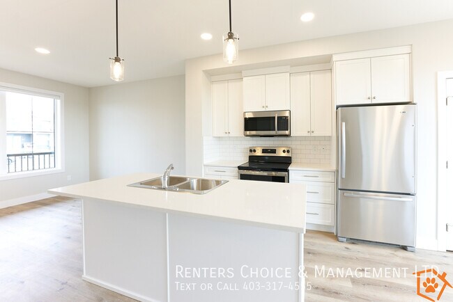 Building Photo - 3 Bedroom Townhouse With Assigned Parking