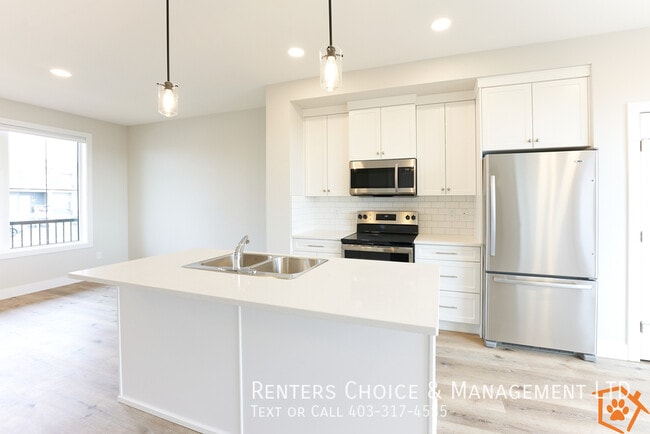 Photo du bâtiment - 3 Bedroom Townhouse With Assigned Parking