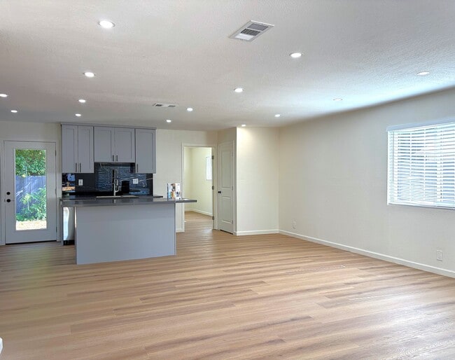 Building Photo - 5507 Arizona Dr