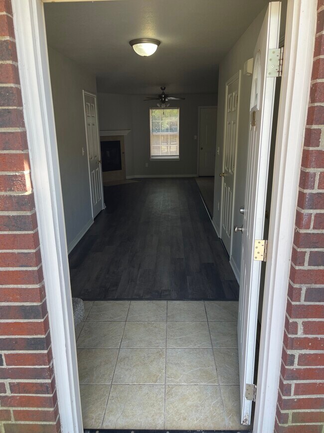 Entrada, pisos de baldosas y madera - 2317 W Skyler Dr