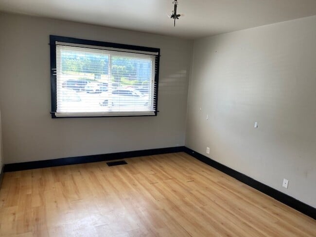 Building Photo - Nice updated condo unit close to downtown ...