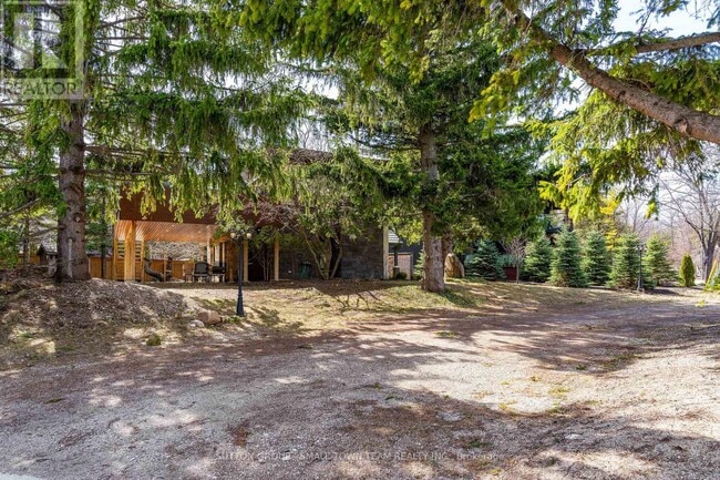 Photo du bâtiment - 114 Lakeshore Rd W