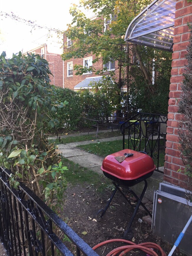 Private Yard - 7053 Sybilla St