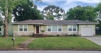 Building Photo - 808 E Tom Green St