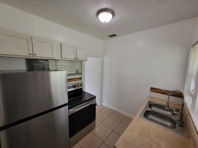 Foto del edificio - 4548 Notter Ave