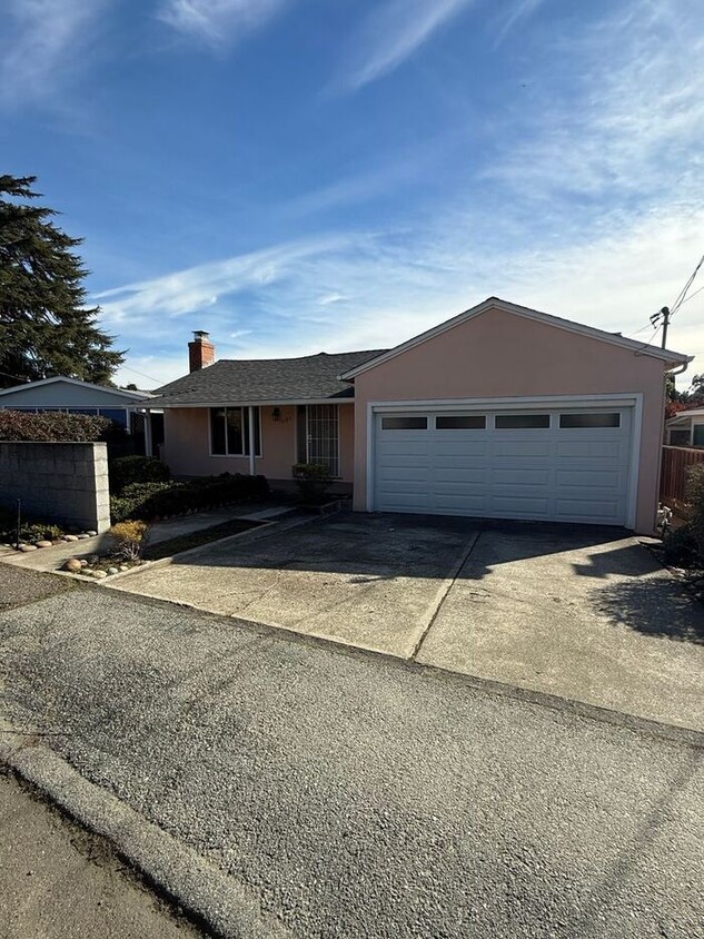 Foto principal - Beautiful 3 Bedroom 1 1/2 bath home in Cas...