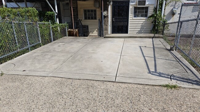 Building Photo - 347 W Milne St