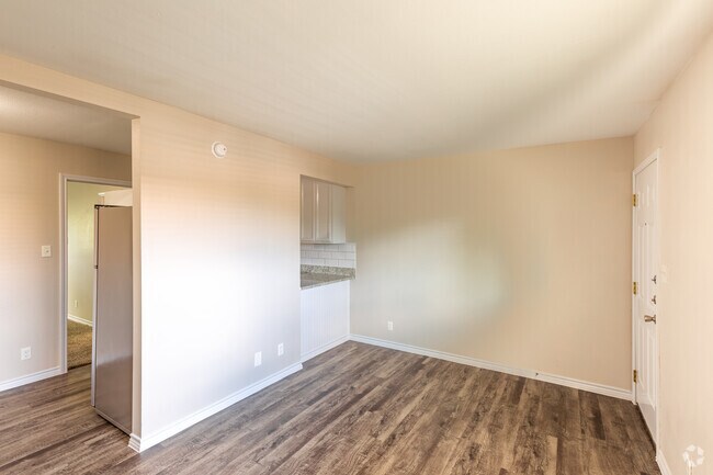 Sala de estar - Oak Street Flats: Leasing Specials! Ranch ...