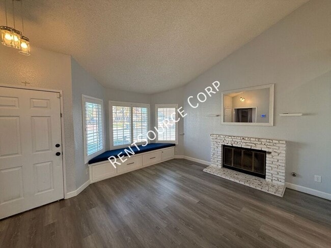 Building Photo - 1940 Simsburry St