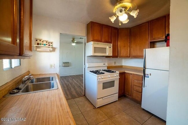 Building Photo - 804 N Perry Ave