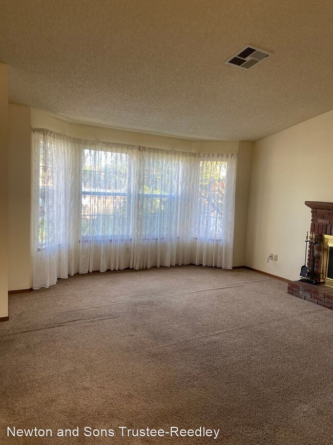 Building Photo - 3 br, 2 bath House - 387 E. Sycamore Avenue