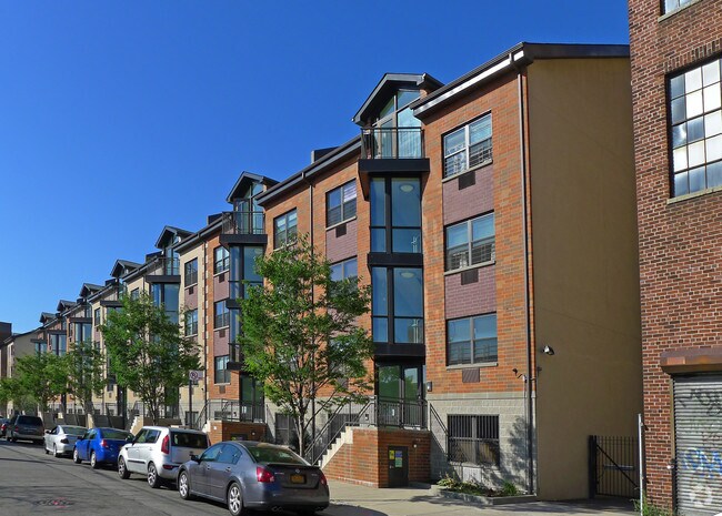 Building Photo - 550 Watkins Street