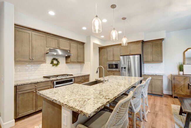 Building Photo - 3 Bedroom, 3 Bathroom, Tri-Level Condomini...