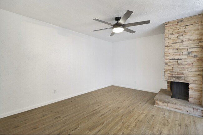 Foto del edificio - 1620 N Wilmot Rd