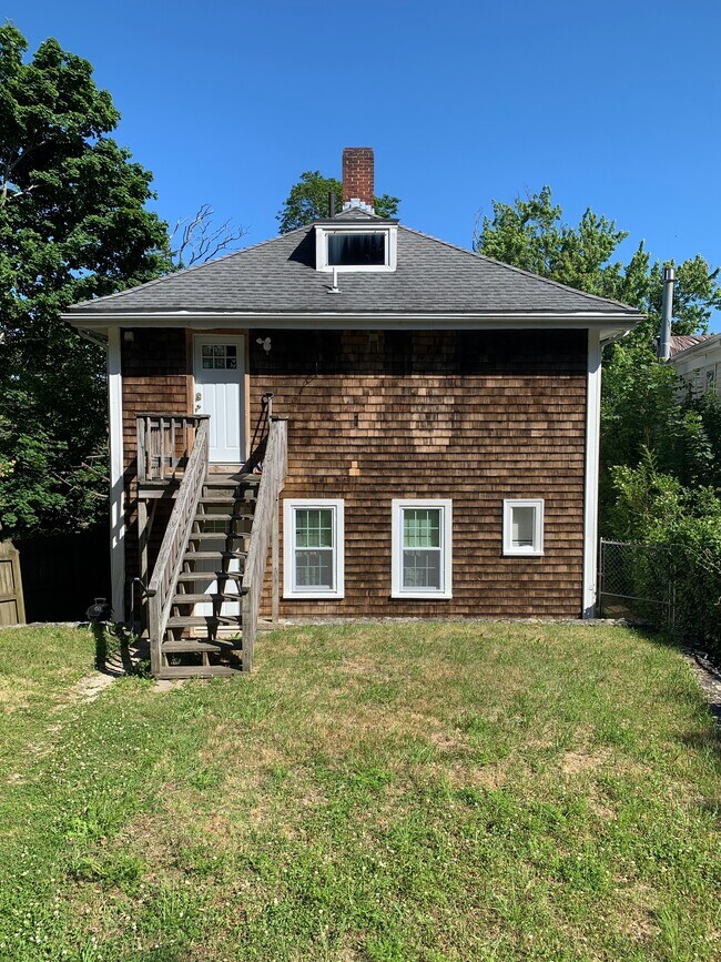 Entrada trasera - 13 Forest Ave