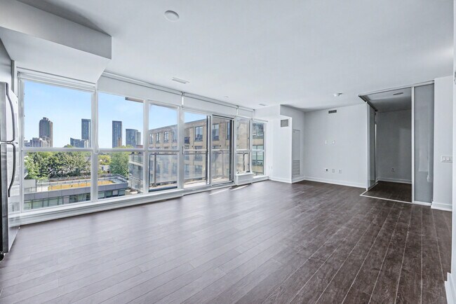 Photo du bâtiment - 775-775 King St W