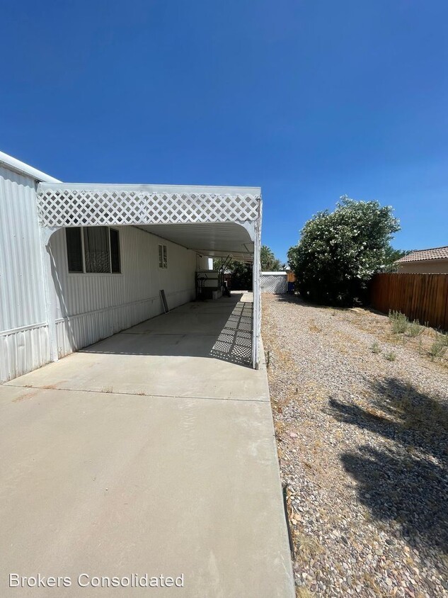 Building Photo - 2 br, 1.5 bath House - 524 N. Joshua Tree