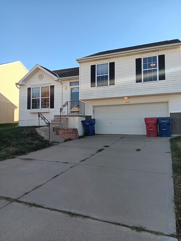 Spacious Three Bedroom! - Spacious Three Bedroom!