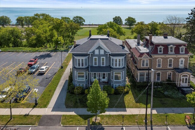 Building Photo - Charming Victorian 3 Bedroom, 1.5 Bath, 2-...