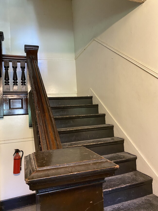 Building Photo - 410 W Ormsby Ave
