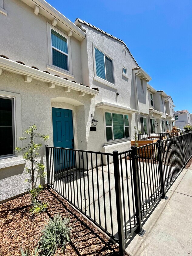 Foto principal - 5301 E Commerce Way